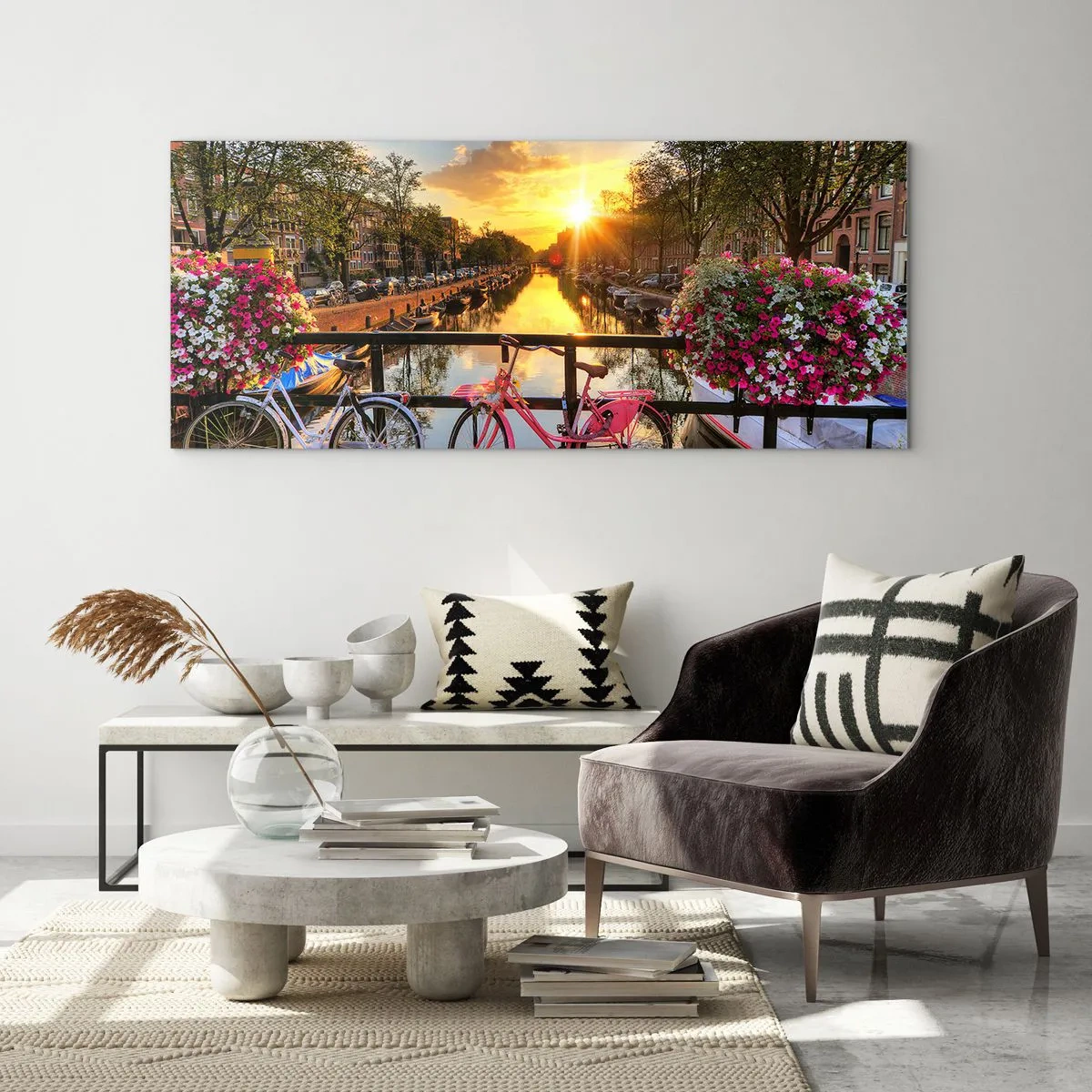Cuadro sobre vidrio - Impresiones sobre Vidrio - Bicicletas en un puente bajo el resplandor del sol poniente. - 160x50cm - Mañana de primavera en Ámsterdam - Decoración de pared moderna para salón y dormitorio ARTTOR