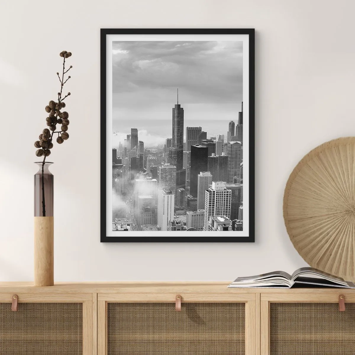 Póster en marco negro - Vista en blanco y negro del horizonte de la ciudad con rascacielos en las nubes. - 50x70cm - Paisaje americano - Decoración de pared moderna para salón y dormitorio ARTTOR