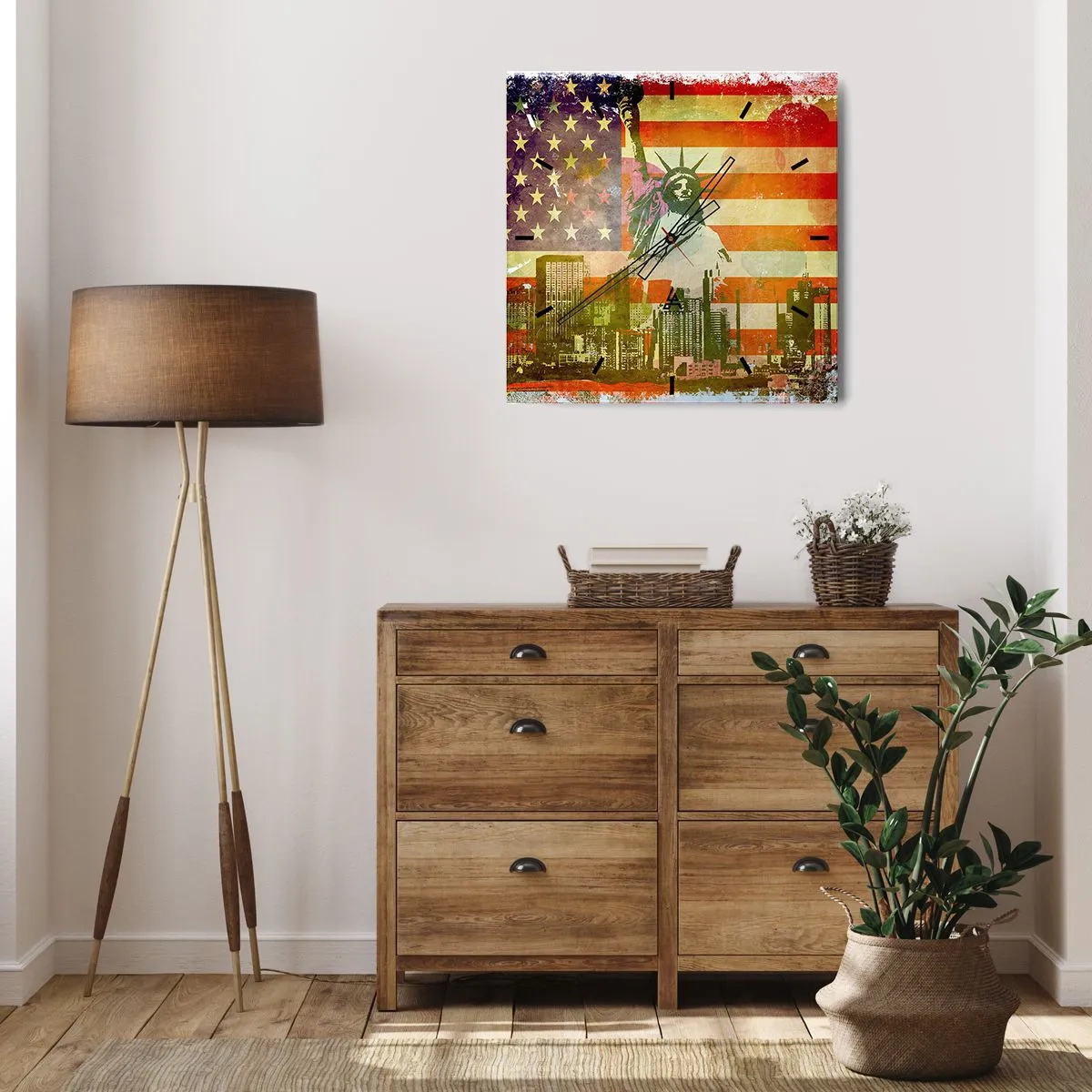 Reloj de pared - Reloj de vidrio - La Estatua de la Libertad con la bandera estadounidense como telón de fondo y el horizonte de la ciudad. - 30x30cm - ¡Viva América! - Decoración de pared moderna para salón y dormitorio ARTTOR