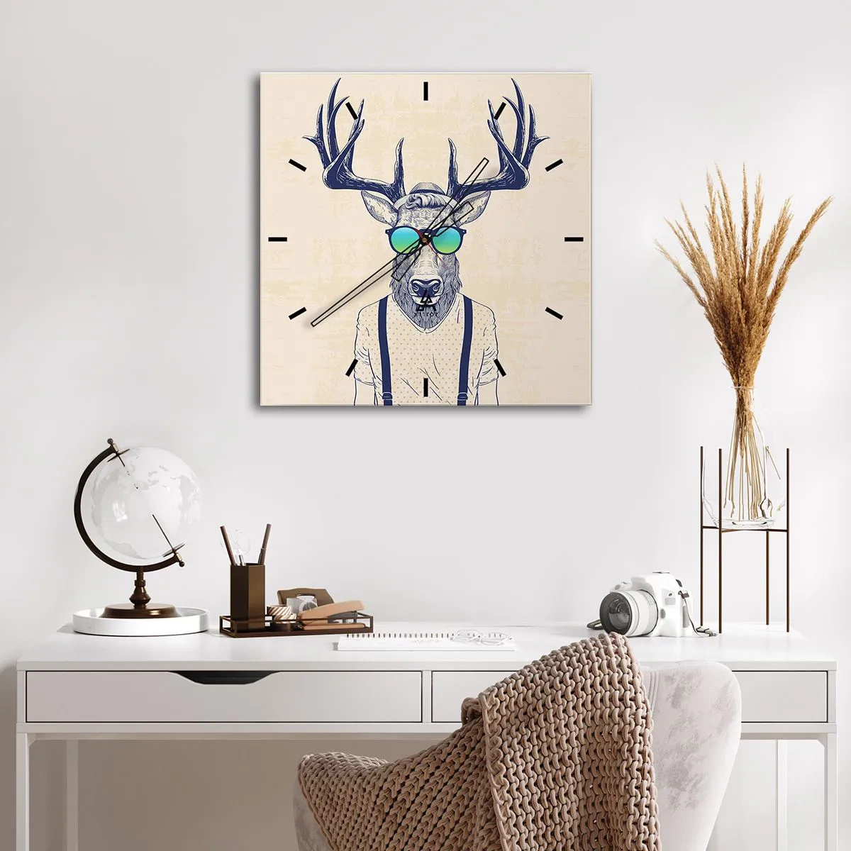 Reloj de pared - Reloj de vidrio - Ciervo estilizado con gafas de sol - 30x30cm - ¿Y a quién esperabas? - Decoración de pared moderna para salón y dormitorio ARTTOR