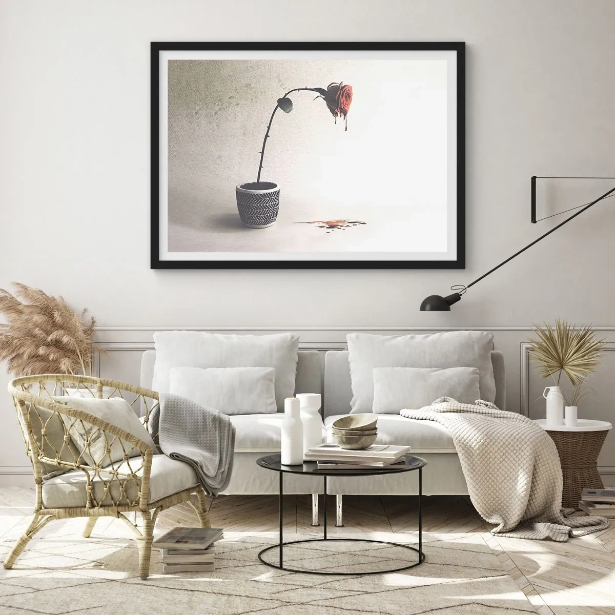 Póster en marco negro - Una rosa roja en una maceta con gotas de tinte sobre un fondo blanco. - 70x50cm - Rosa dolorosa - Decoración de pared moderna para salón y dormitorio ARTTOR