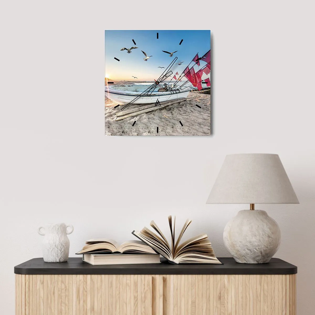 Reloj de pared - Reloj de vidrio - Un barco en la playa al amanecer con gaviotas y banderas rojas. - 30x30cm - Un merecido descanso - Decoración de pared moderna para salón y dormitorio ARTTOR