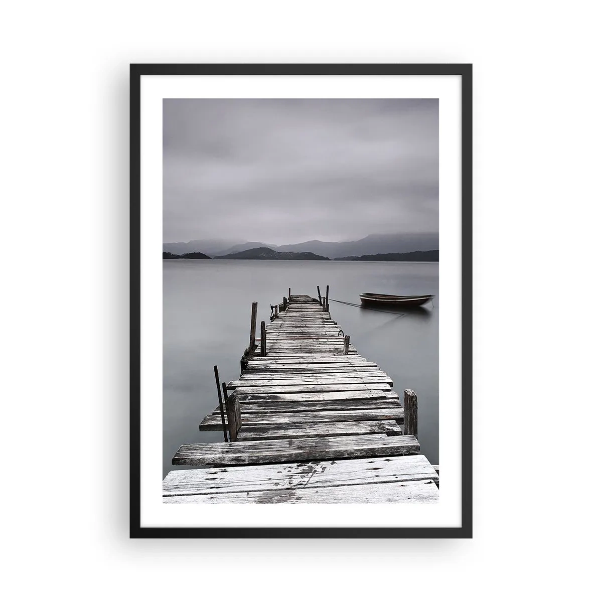 Póster en marco negro - Un viejo muelle con un barco en aguas tranquilas. - 50x70cm - Mañana partimos - Decoración de pared moderna para salón y dormitorio ARTTOR