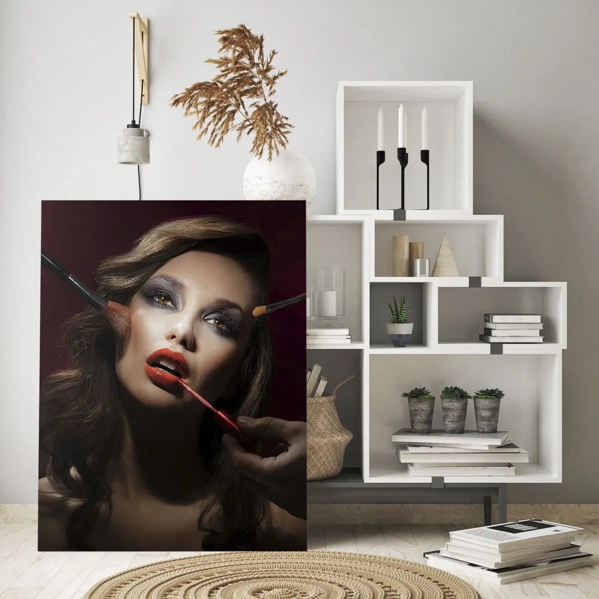 Cuadro sobre vidrio - Impresiones sobre Vidrio - Retrato elegante de una mujer maquillándose sobre un fondo oscuro. - 80x120cm - Hermoso y de ensueño - Decoración de pared moderna para salón y dormitorio ARTTOR