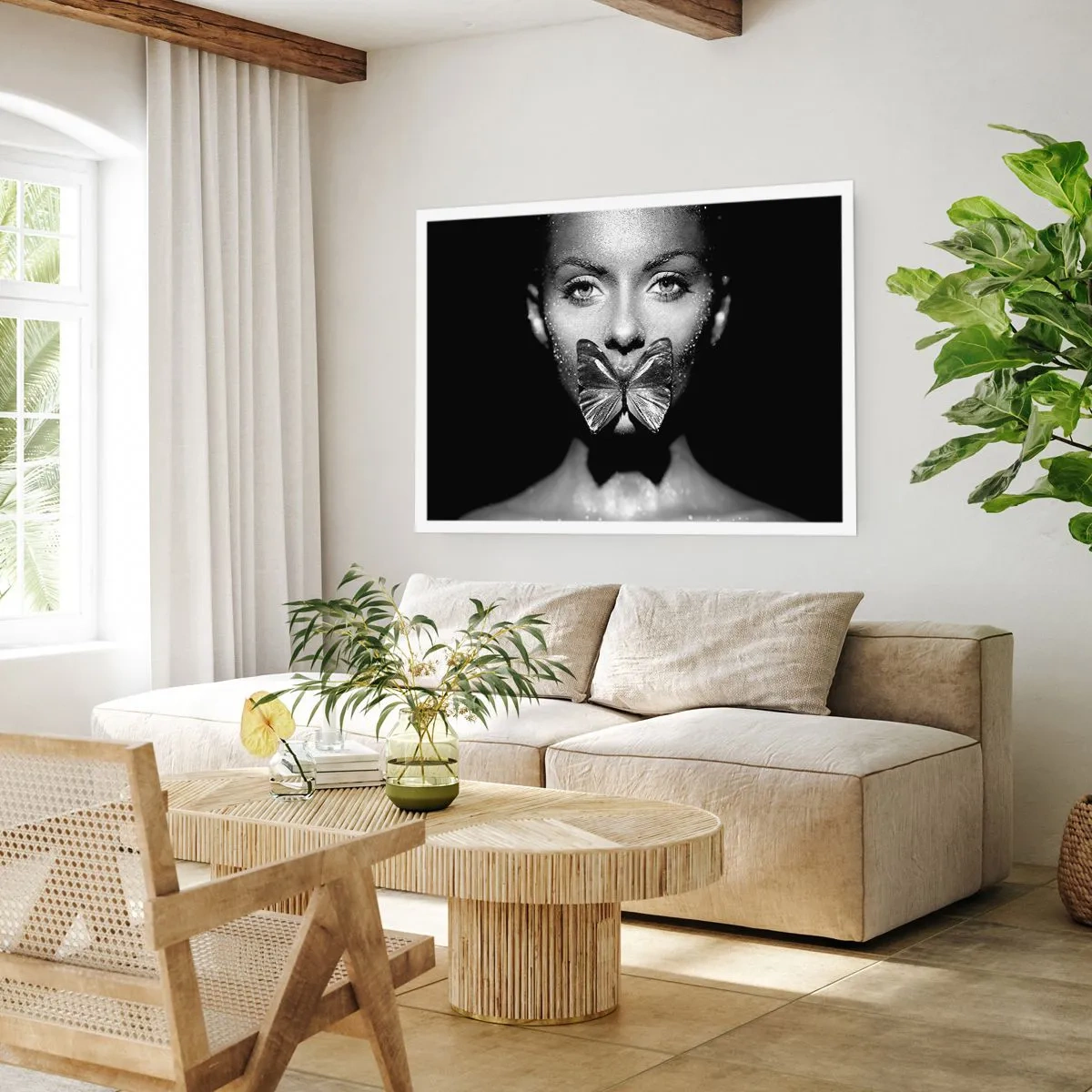 Póster - Rostro de mujer en blanco y negro con una mariposa en los labios. - 100x70cm - Beso de mariposa - Decoración de pared moderna para salón y dormitorio ARTTOR