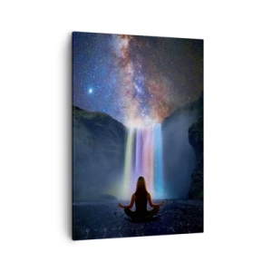 Cuadro sobre lienzo - Impresión de Imagen - Meditación frente a una cascada entre las estrellas. - 50x70cm - Armonía absoluta - Decoración de pared moderna para salón y dormitorio ARTTOR