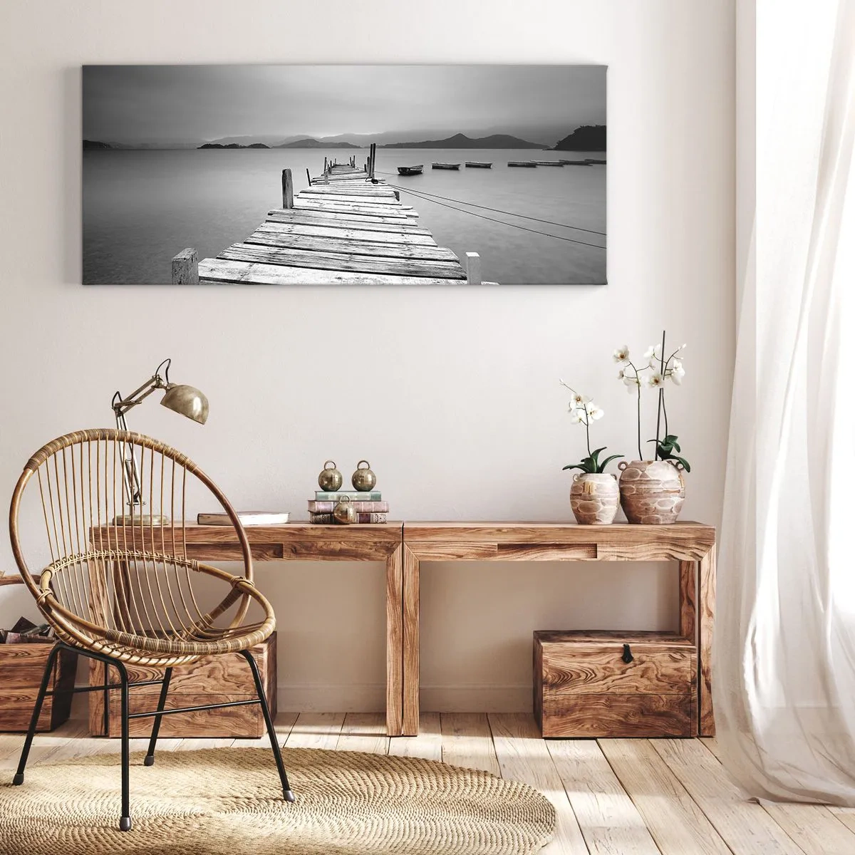 Cuadro sobre lienzo - Impresión de Imagen - Una vista en blanco y negro de un embarcadero de madera y un lago tranquilo. - 160x50cm - Más allá de las montañas, más allá de los mares - Decoración de pared moderna para salón y dormitorio ARTTOR