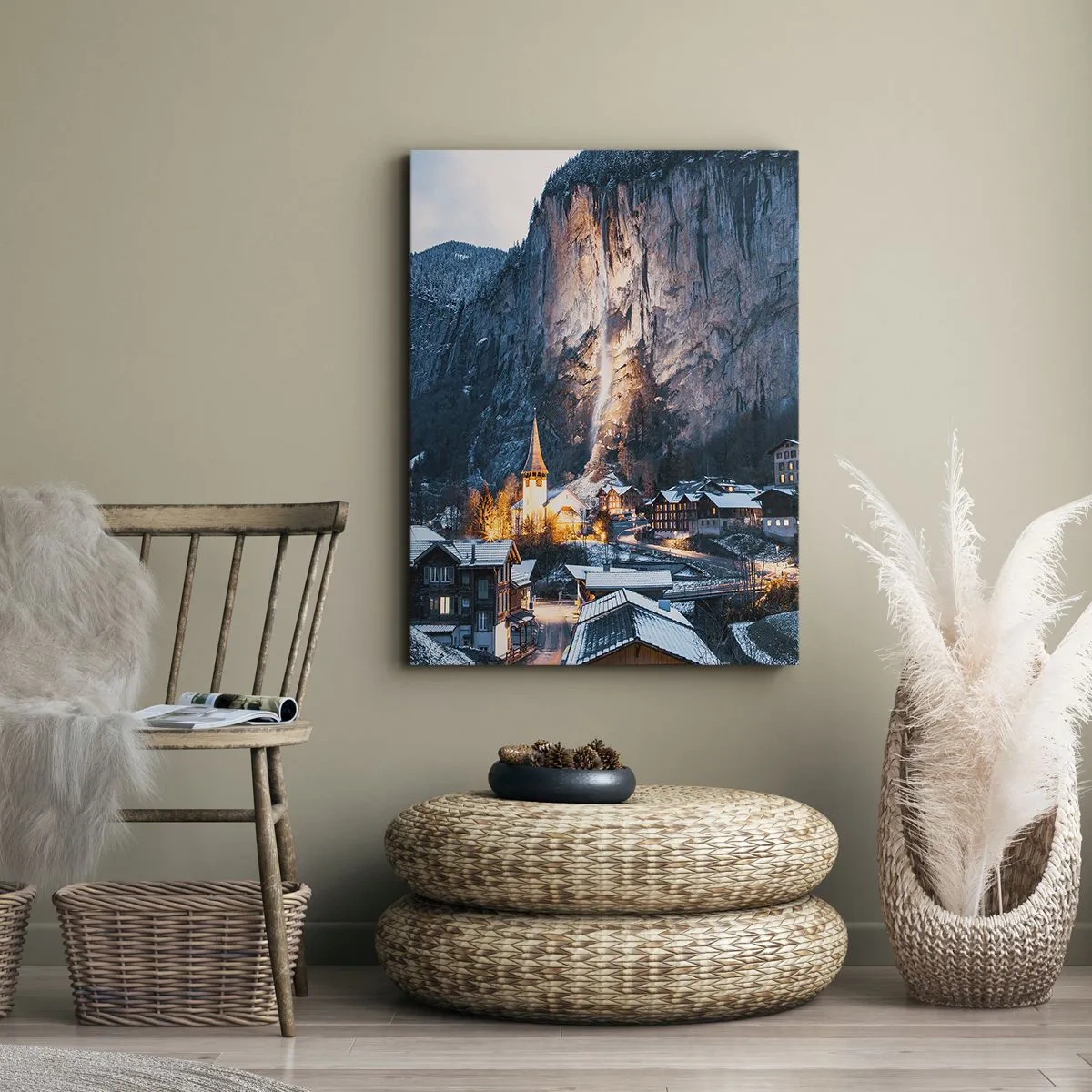 Cuadro sobre lienzo - Impresión de Imagen - Un pintoresco pueblo invernal rodeado de montañas. - 50x70cm - El espíritu luminoso del invierno - Decoración de pared moderna para salón y dormitorio ARTTOR