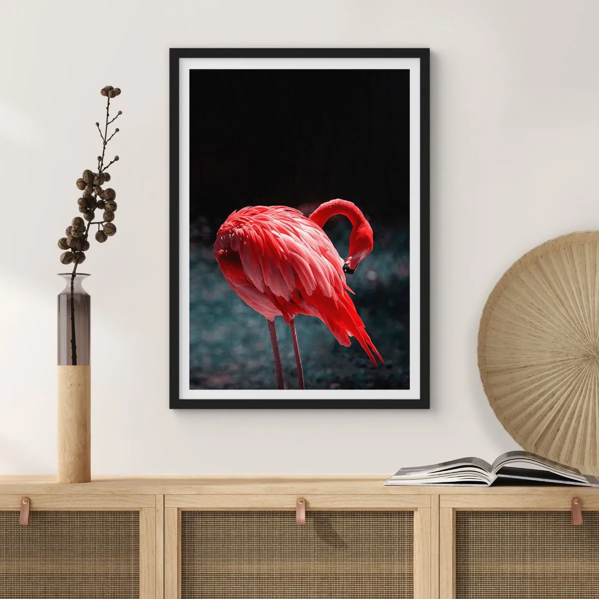 Póster en marco negro - Un flamenco rojo sobre un fondo oscuro, sutilmente girado hacia sí mismo. - 50x70cm - Un poema carmesí de la naturaleza - Decoración de pared moderna para salón y dormitorio ARTTOR