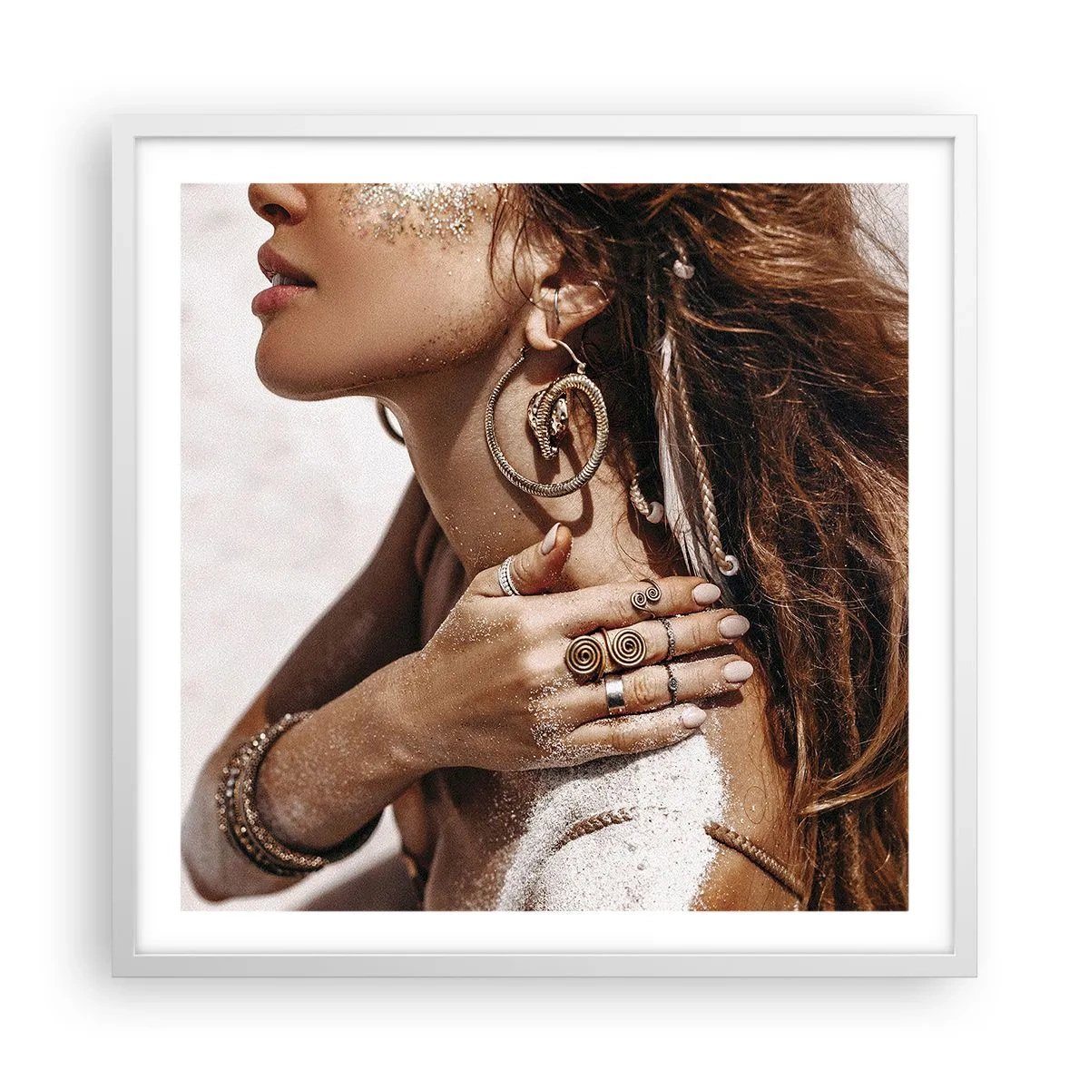 Póster en marco blanco - Reina de la playa salvaje - 60x60 cm