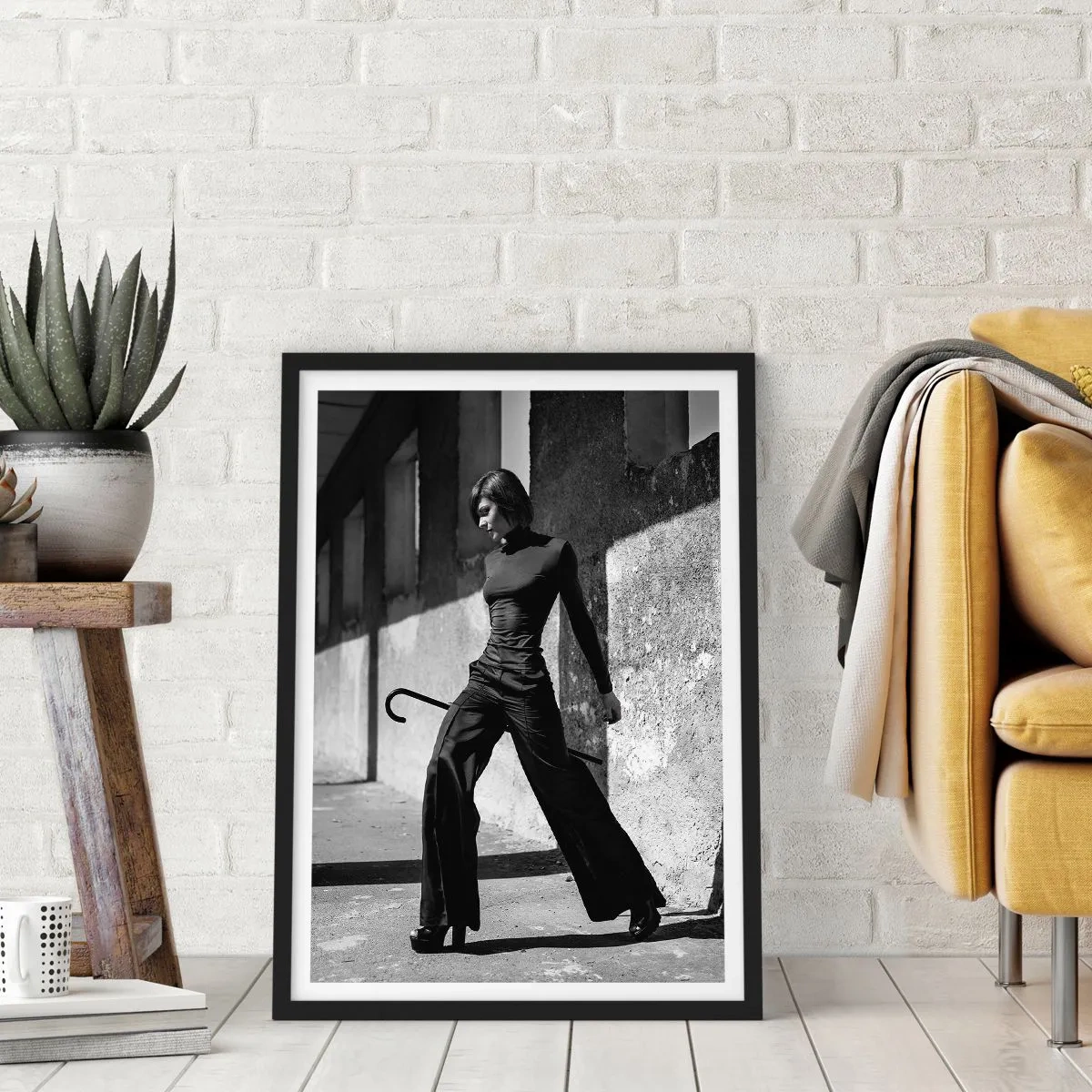 Póster en marco negro - Una mujer con un traje elegante y un bastón frente a una arquitectura austera. - 50x70cm - Elegancia urbana - Decoración de pared moderna para salón y dormitorio ARTTOR