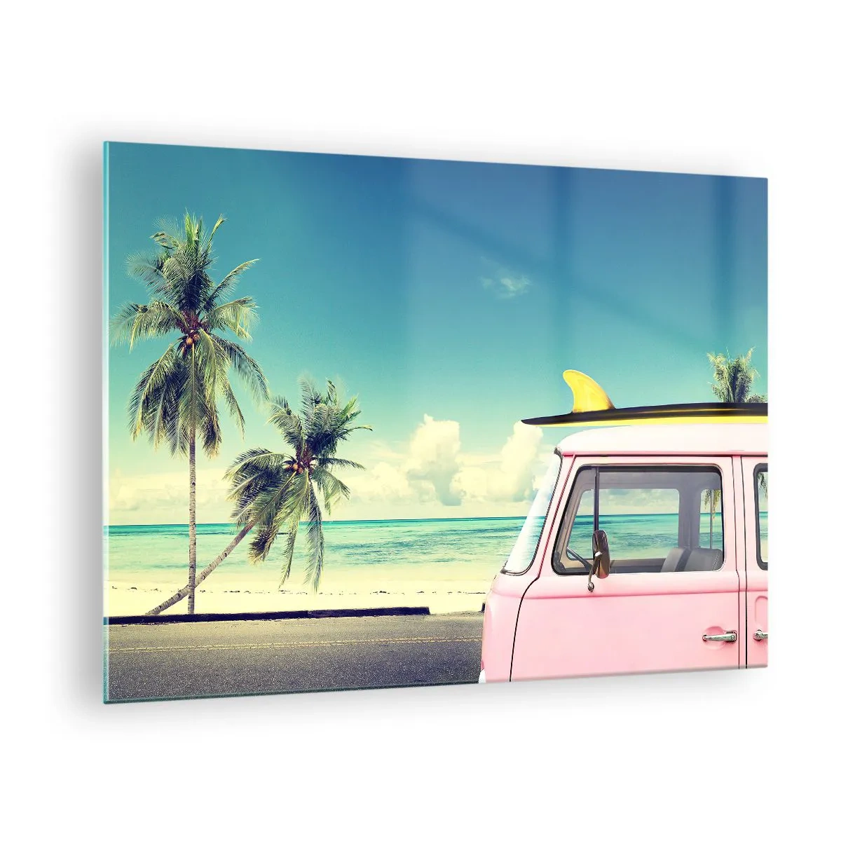 Cuadro sobre vidrio - Impresiones sobre Vidrio - Una playa con palmeras y una furgoneta retro rosa junto al mar. - 70x50cm - Comienzan las vacaciones - Decoración de pared moderna para salón y dormitorio ARTTOR