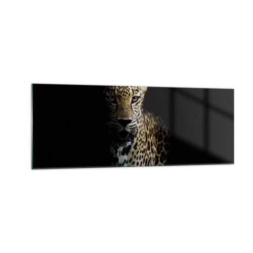 Cuadro sobre vidrio - Impresiones sobre Vidrio - Un leopardo sobre un fondo oscuro con una mirada intensa. - 140x50cm - Belleza oscura - Decoración de pared moderna para salón y dormitorio ARTTOR
