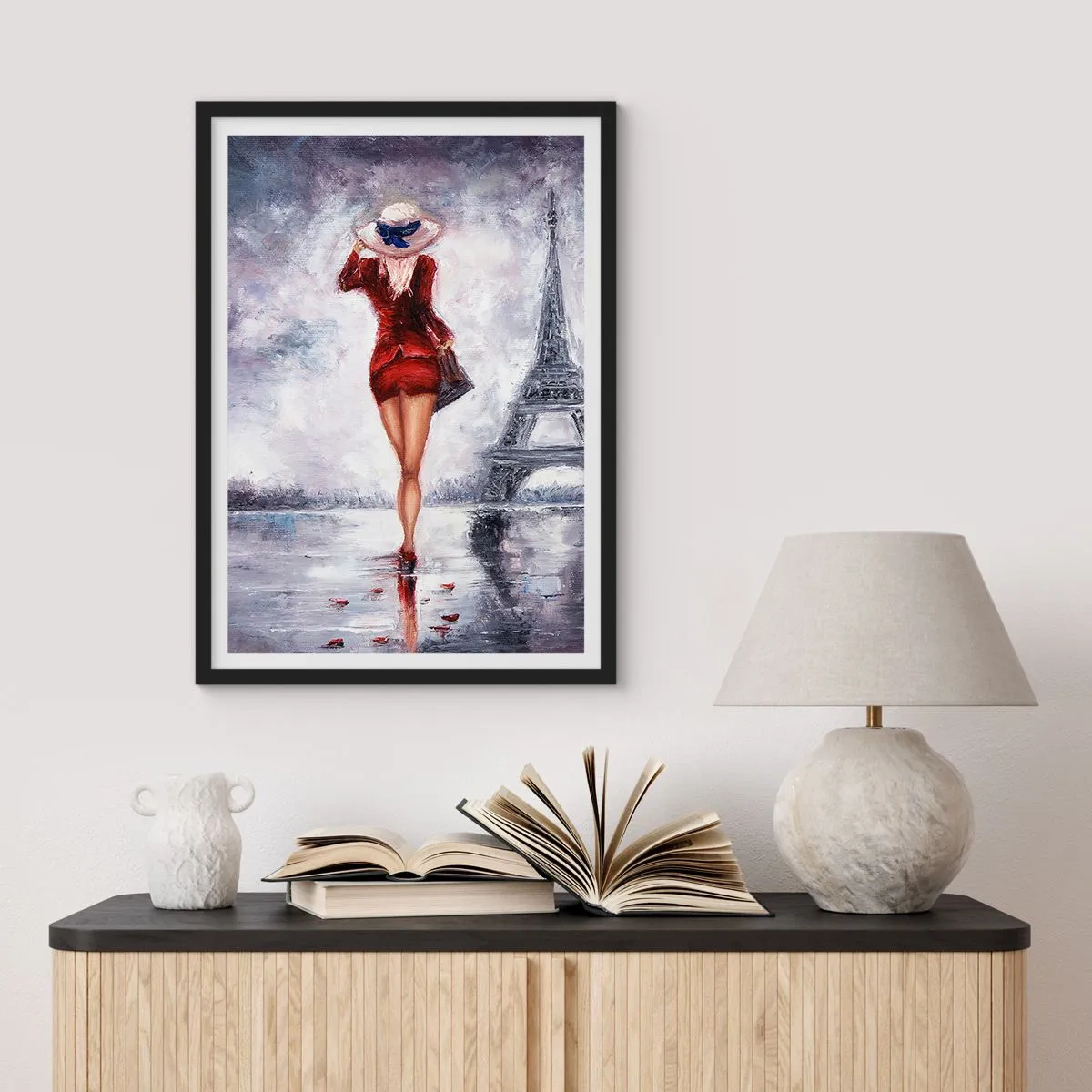 Póster en marco negro - Una mujer con un vestido rojo caminando hacia la Torre Eiffel. - 50x70cm - Símbolos parisinos - Decoración de pared moderna para salón y dormitorio ARTTOR