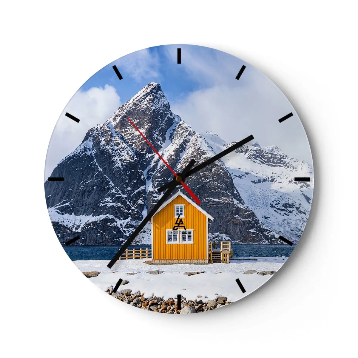 Reloj de pared - Reloj de vidrio - Una cabaña amarilla junto al agua con un fondo de montañas cubiertas de nieve. - 30x30cm - Vacaciones escandinavas - Decoración de pared moderna para salón, cocina y dormitorio ARTTOR