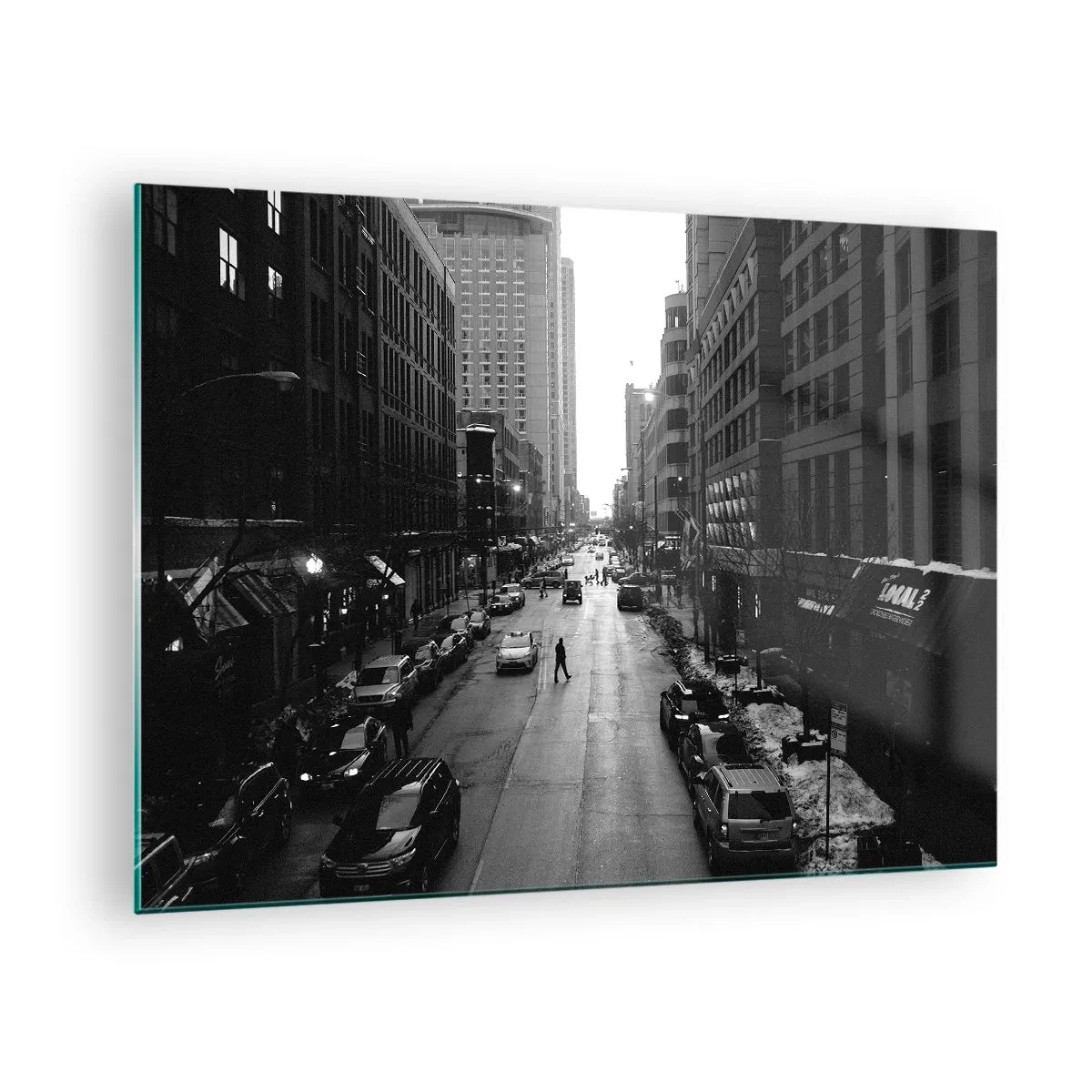 Cuadro sobre vidrio - Impresiones sobre Vidrio - Una calle en blanco y negro con un transeúnte entre edificios modernos. - 70x50cm - Un día como otro cualquiera - Decoración de pared moderna para salón y dormitorio ARTTOR