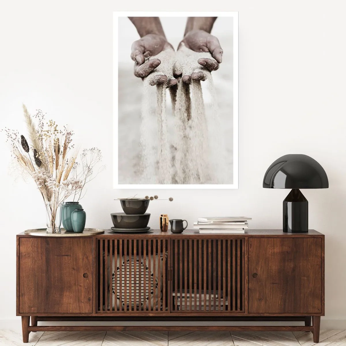 Póster - Manos sosteniendo arena, simbolizando la fugacidad y fragilidad del momento. - 50x70cm - Con estas manos... - Decoración de pared moderna para salón y dormitorio ARTTOR
