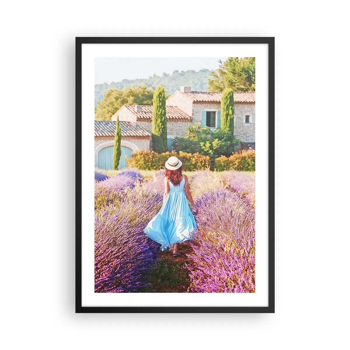 Póster en marco negro - Una mujer con un vestido azul caminando por un campo de lavanda. - 50x70cm - La chica de la lavanda - Decoración de pared moderna para salón y dormitorio ARTTOR