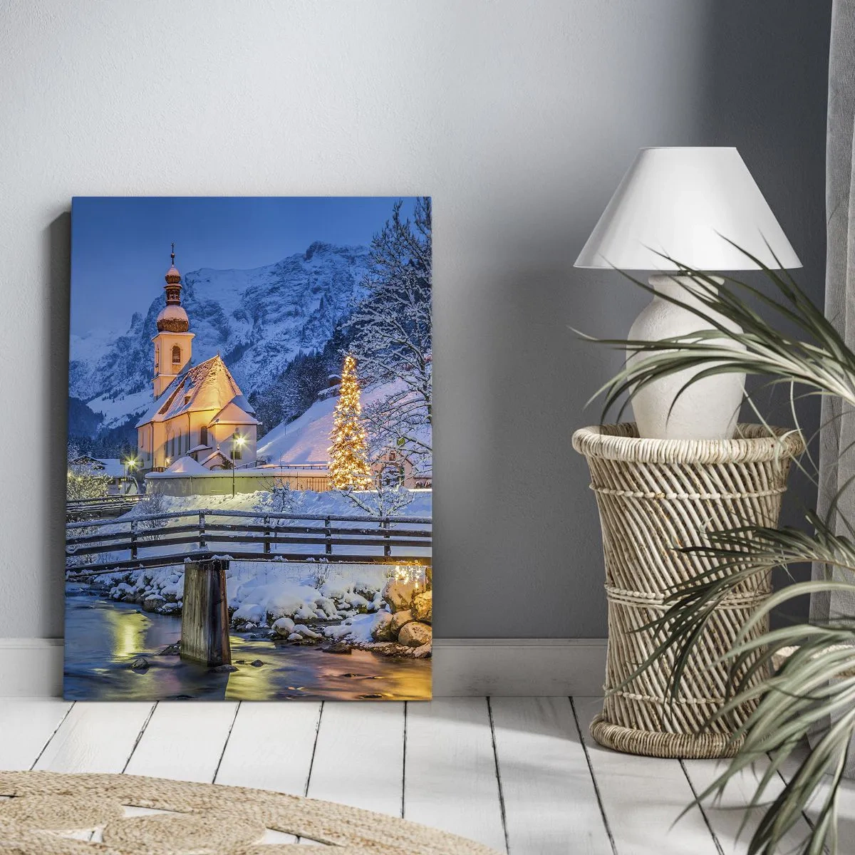 Cuadro sobre lienzo - Impresión de Imagen - Paisaje invernal con una iglesia, un puente y montañas al atardecer - 80x120cm - El espíritu de la Navidad - Decoración de pared moderna para salón y dormitorio ARTTOR
