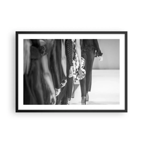 Póster en marco negro - Una escena de pasarela en blanco y negro que muestra los detalles de los vestidos y las figuras de las modelos. - 70x50cm - Un desfile con estilo - Decoración de pared moderna para salón y dormitorio ARTTOR