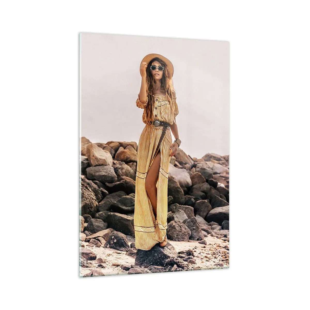 Cuadro sobre vidrio - Impresiones sobre Vidrio - Una mujer con estilo boho sobre un fondo de playa rocosa. - 70x100cm - La magia de las piedras - Decoración de pared moderna para salón y dormitorio ARTTOR