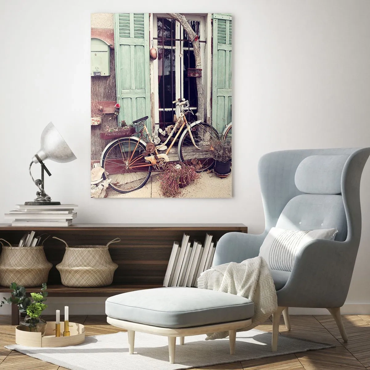 Cuadro sobre vidrio - Impresiones sobre Vidrio - Bicicletas antiguas frente a una puerta de madera con contraventanas en tonos pastel. - 70x100cm - La vida rural - Decoración de pared moderna para salón y dormitorio ARTTOR