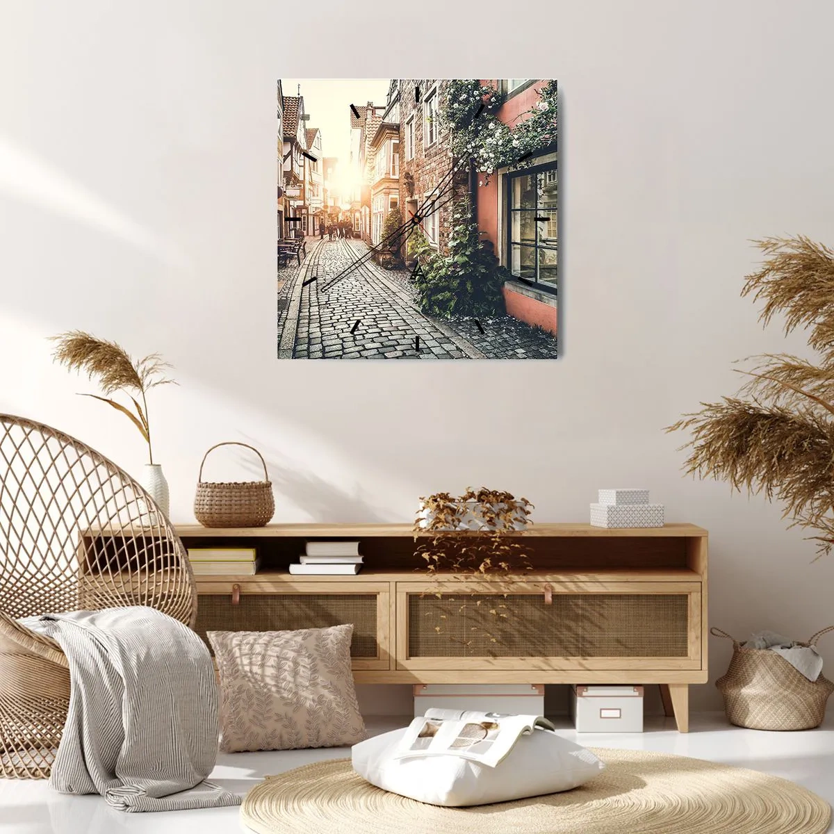 Reloj de pared - Reloj de vidrio - Una encantadora calle con pavimento de piedra y flores. - 30x30cm - El callejón de las rosas - Decoración de pared moderna para salón y dormitorio ARTTOR