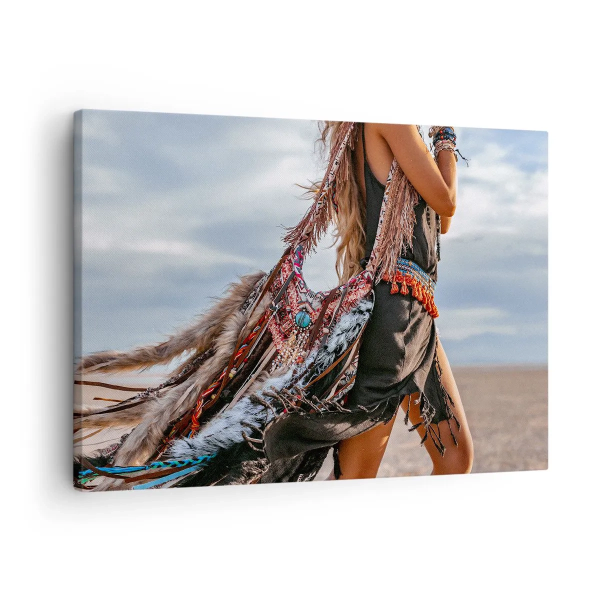 Cuadro sobre lienzo - Impresión de Imagen - Una mujer con estilo boho con detalles de plumas y joyas. - 70x50cm - La chamana - Decoración de pared moderna para salón y dormitorio ARTTOR