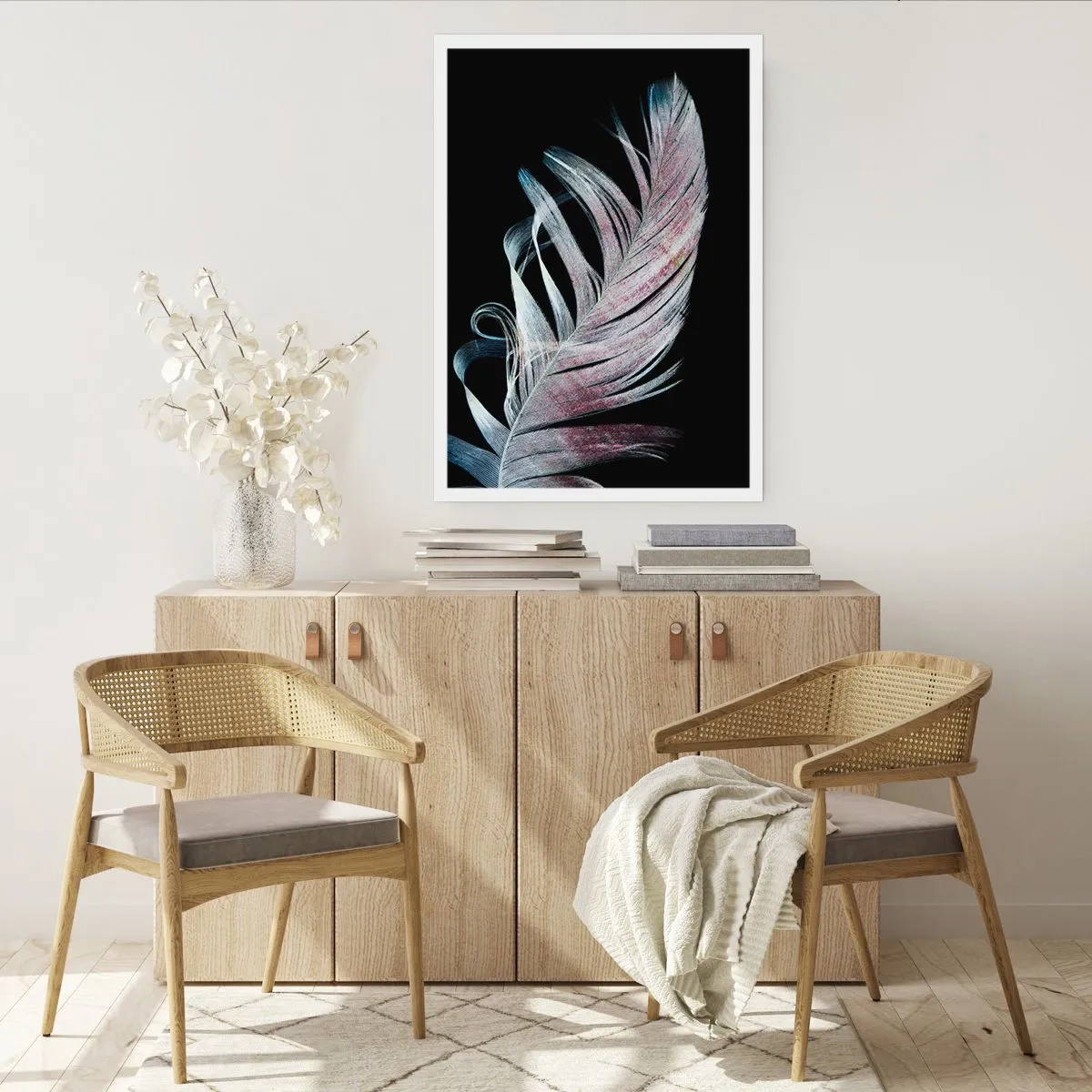 Póster - Una pluma en delicados tonos rosa y azul sobre un fondo negro. - 50x70cm - Piensa en el tacto - Decoración de pared moderna para salón y dormitorio ARTTOR