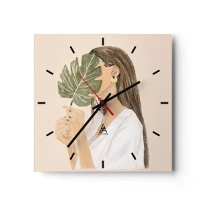 Reloj de pared - Reloj de vidrio - Retrato de una mujer con una hoja de monstera sobre un fondo beige. - 30x30cm - Retrato misterioso con un abanico - Decoración de pared moderna para salón y dormitorio ARTTOR