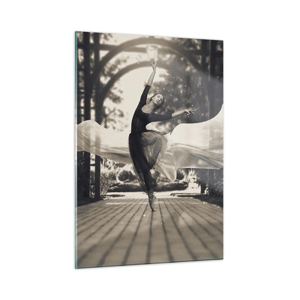 Cuadro sobre vidrio - Impresiones sobre Vidrio - Una bailarina en movimiento sobre un fondo de jardín en blanco y negro. - 50x70cm - Danza del espíritu del jardín - Decoración de pared moderna para salón y dormitorio ARTTOR