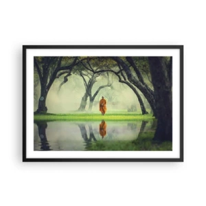 Póster en marco negro - Un monje con una túnica naranja en un bosque con un fondo brumoso y reflejo en el agua. - 70x50cm - En el camino de la iluminación - Decoración de pared moderna para salón y dormitorio ARTTOR