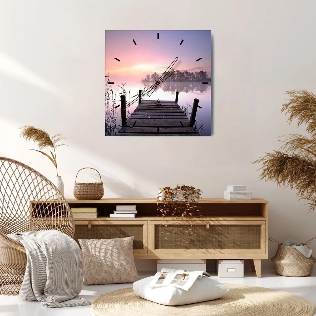 Reloj de pared - Reloj de vidrio - Un embarcadero junto al lago al amanecer con niebla y un cielo pastel. - 30x30cm - De la niebla lila... - Decoración de pared moderna para salón y dormitorio ARTTOR
