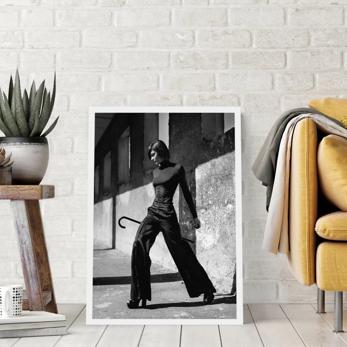 Póster - Una mujer con un traje elegante y un bastón frente a una arquitectura austera. - 50x70cm - Elegancia urbana - Decoración de pared moderna para salón y dormitorio ARTTOR