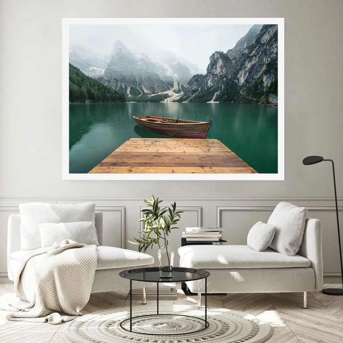 Póster - Un barco de madera en un muelle en un lago rodeado de montañas. - 100x70cm - Paisaje inolvidable - Decoración de pared moderna para salón y dormitorio ARTTOR