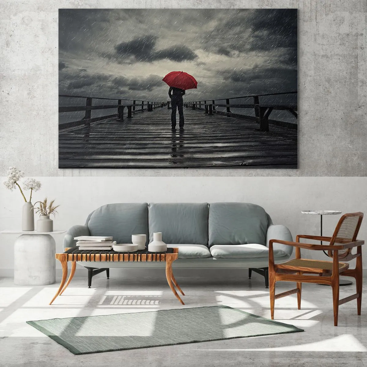 Cuadro sobre vidrio - Impresiones sobre Vidrio - Un hombre con un paraguas rojo en un muelle de madera bajo la lluvia. - 70x50cm - No importa que llueva - Decoración de pared moderna para salón y dormitorio ARTTOR