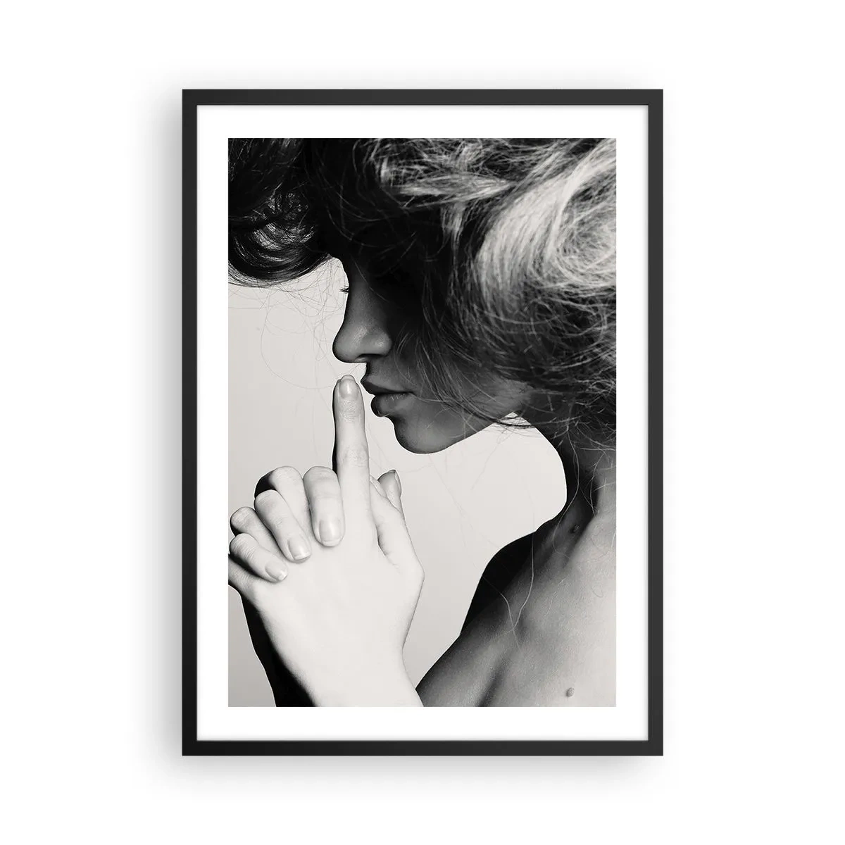 Póster en marco negro - Retrato de una mujer haciendo un gesto de silencio. - 50x70cm - Escucharme a mí misma - Decoración de pared moderna para salón y dormitorio ARTTOR