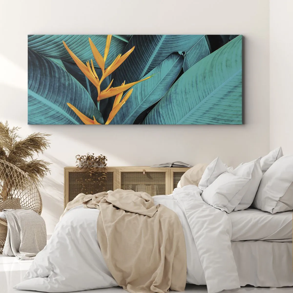 Cuadro sobre lienzo - Impresión de Imagen - Una flor exótica sobre un fondo de hojas de plátano en tonos turquesas. - 140x50cm - Flor del Edén - Decoración de pared moderna para salón y dormitorio ARTTOR