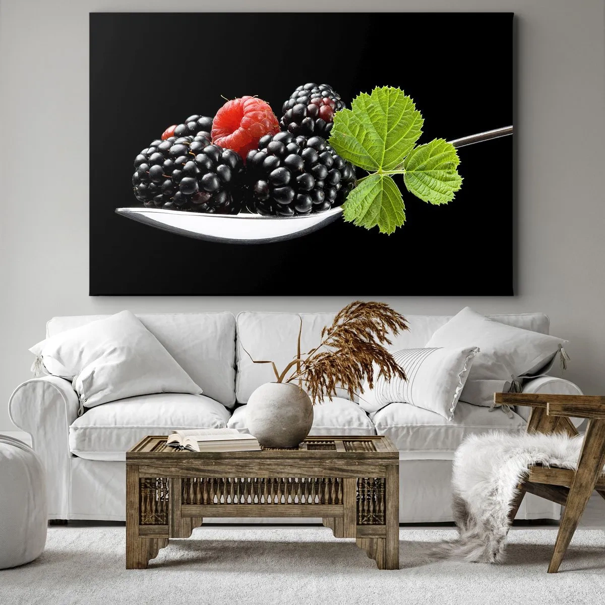 Cuadro sobre lienzo - Impresión de Imagen - Moras y frambuesas en una cuchara con una hoja sobre un fondo negro. - 120x80cm - El sabor de la frescura - Decoración de pared moderna para salón y dormitorio ARTTOR