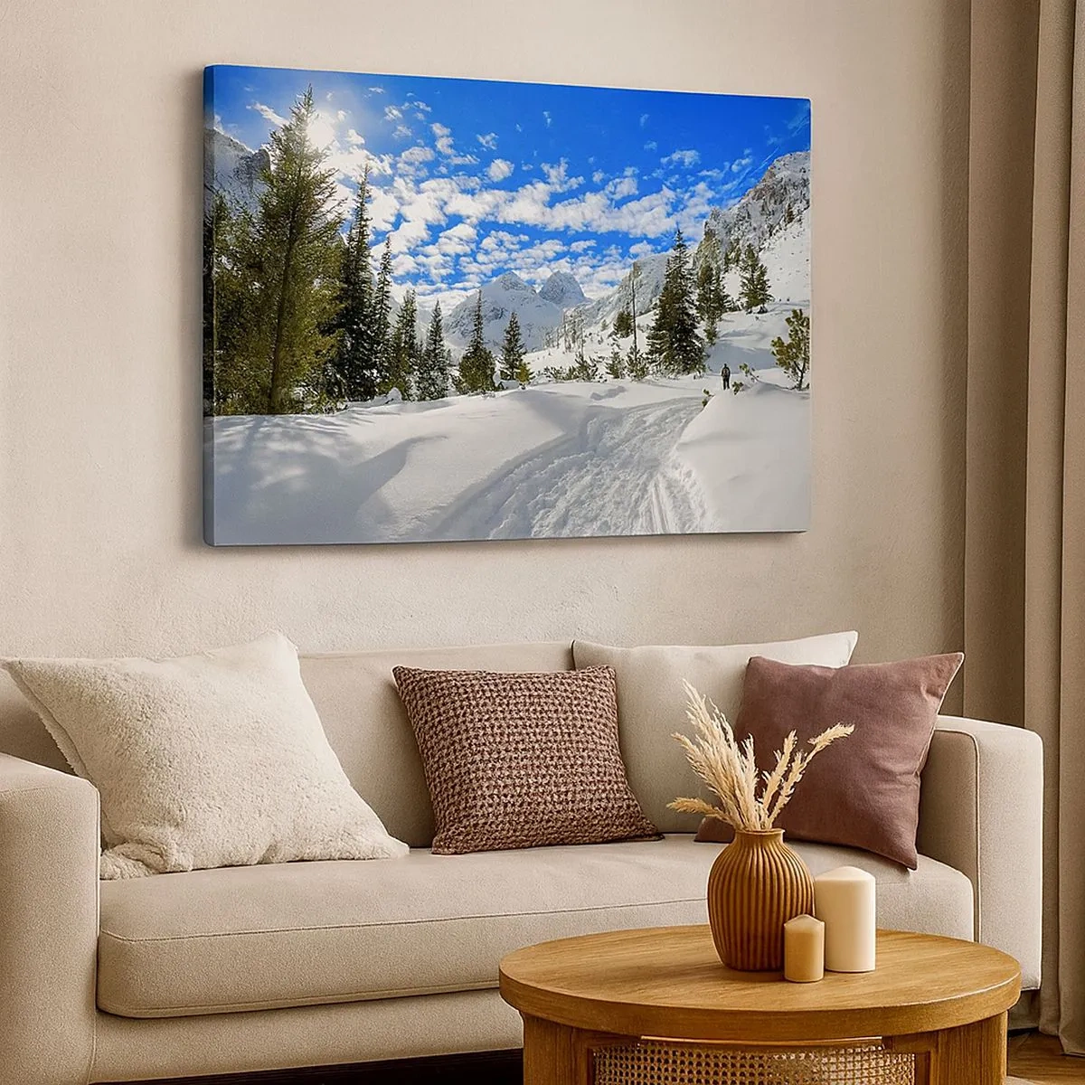 Cuadro sobre lienzo - Impresión de Imagen - Paisaje invernal de montaña con un bosque y un camino en la nieve. - 70x50cm - Nieve y sol - Decoración de pared moderna para salón y dormitorio ARTTOR