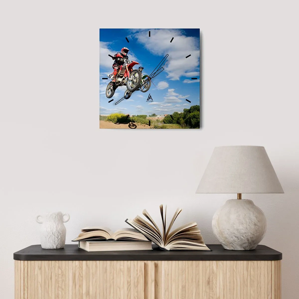 Reloj de pared - Reloj de vidrio - Pilotos de motocross en el aire durante un salto - 30x30cm - Salto del cielo - Decoración de pared moderna para salón y dormitorio ARTTOR