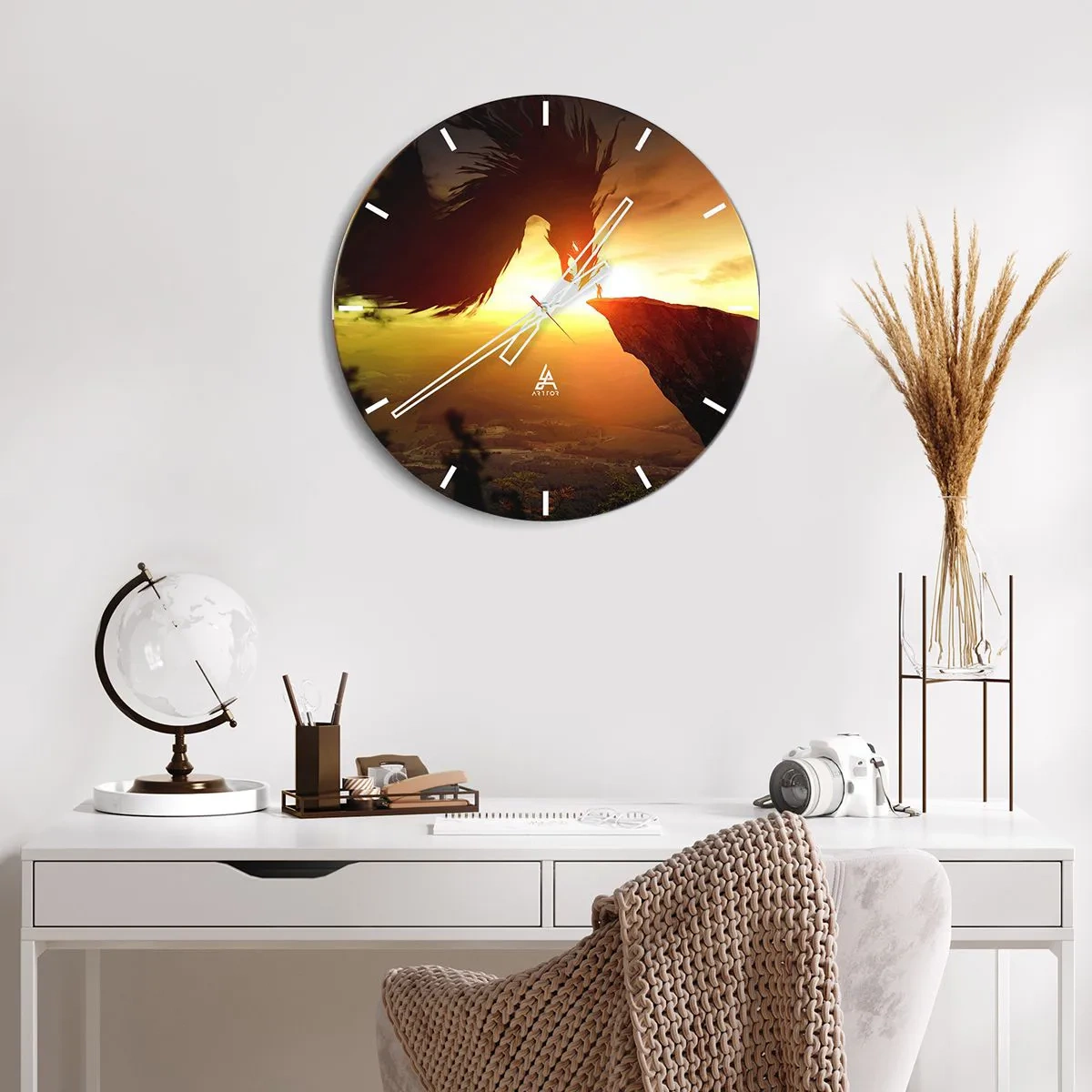 Reloj de pared - Reloj de vidrio - Un guerrero en un acantilado frente a un enorme dragón en la puesta de sol. - 30x30cm - Cazador de dragones - Decoración de pared moderna para salón, cocina y dormitorio ARTTOR