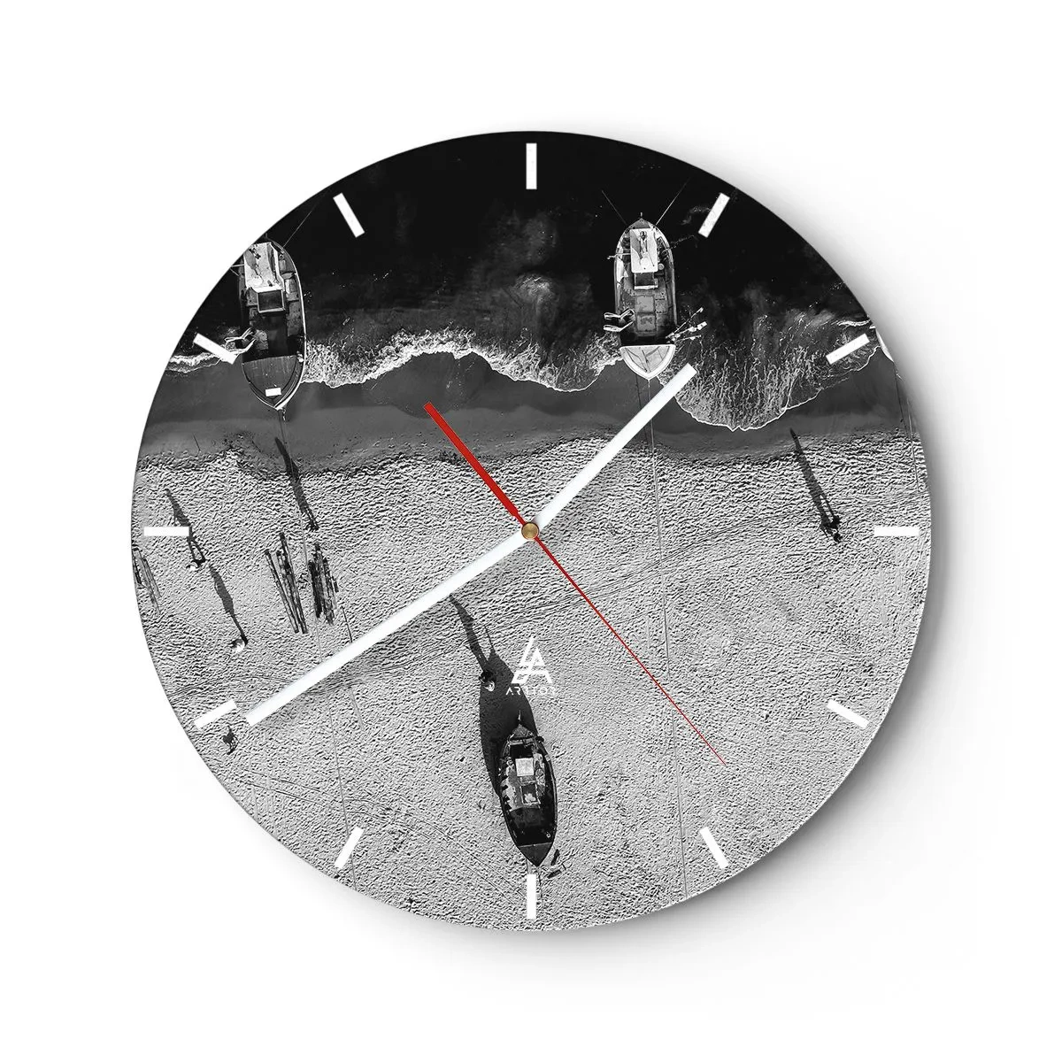 Reloj de pared - Reloj de vidrio - Una vista de pájaro en blanco y negro de una playa con barcos. - 30x30cm - Aún en la orilla... - Decoración de pared moderna para salón, cocina y dormitorio ARTTOR