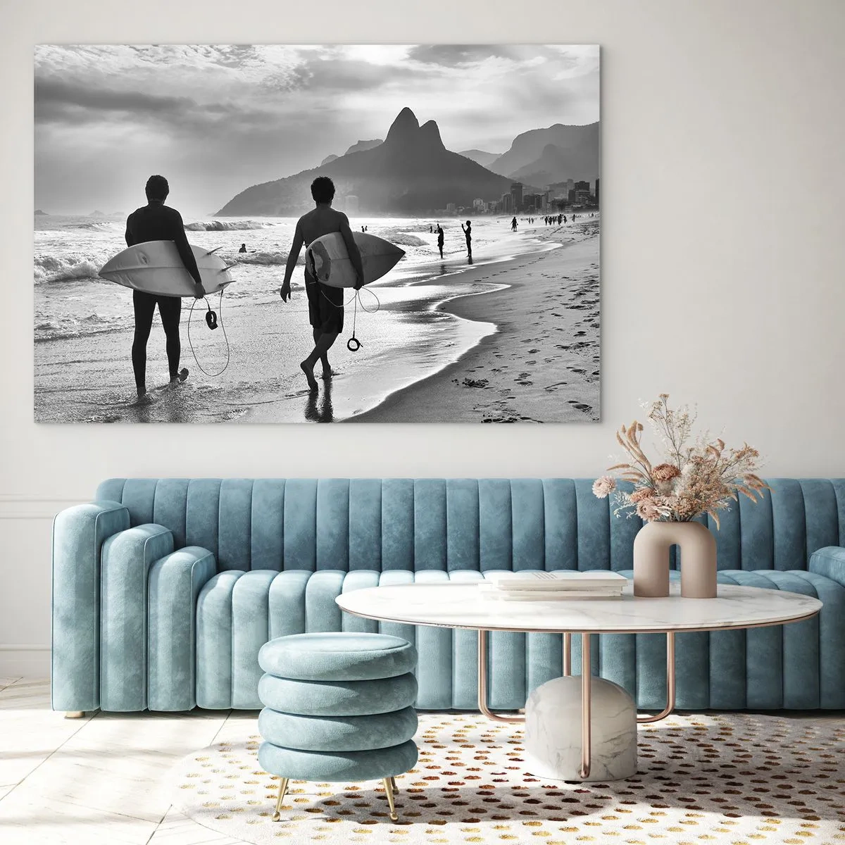 Cuadro sobre vidrio - Impresiones sobre Vidrio - Surfistas en la playa con tablas, composición en blanco y negro. - 120x80cm - Samba para una ola - Decoración de pared moderna para salón y dormitorio ARTTOR