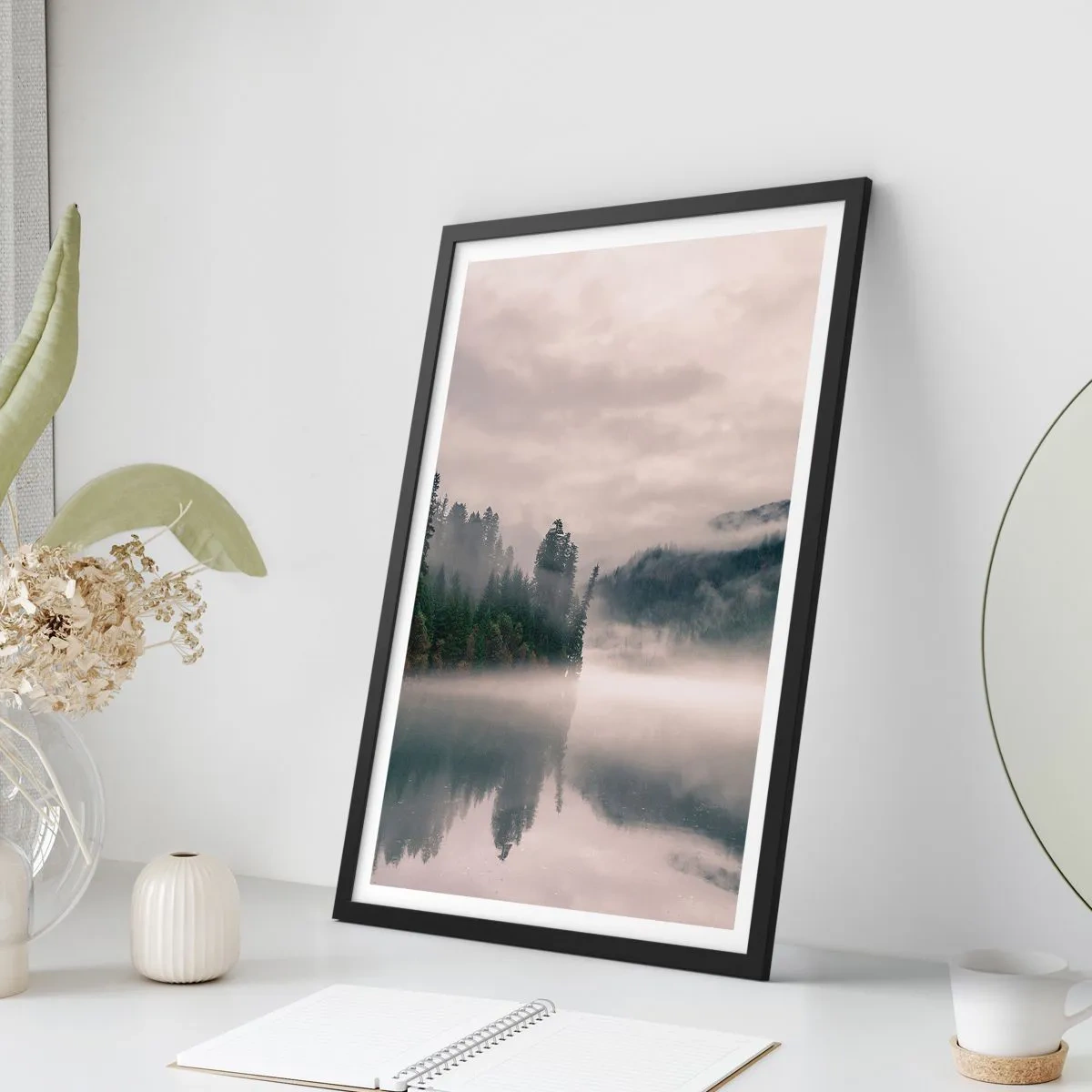 Póster en marco negro - En el ensueño, en la niebla - 70x100 cm