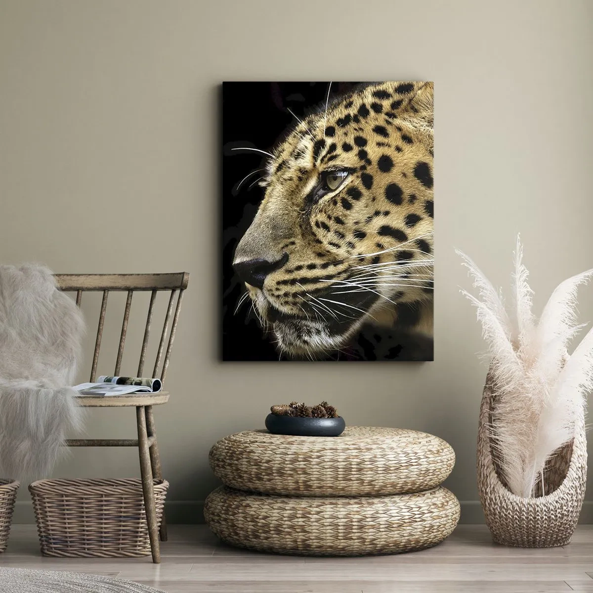 Cuadro sobre lienzo - Impresión de Imagen - Primer plano de la cabeza de un leopardo sobre un fondo negro - 50x70cm - Tranquilo, concentrado, preparado - Decoración de pared moderna para salón y dormitorio ARTTOR