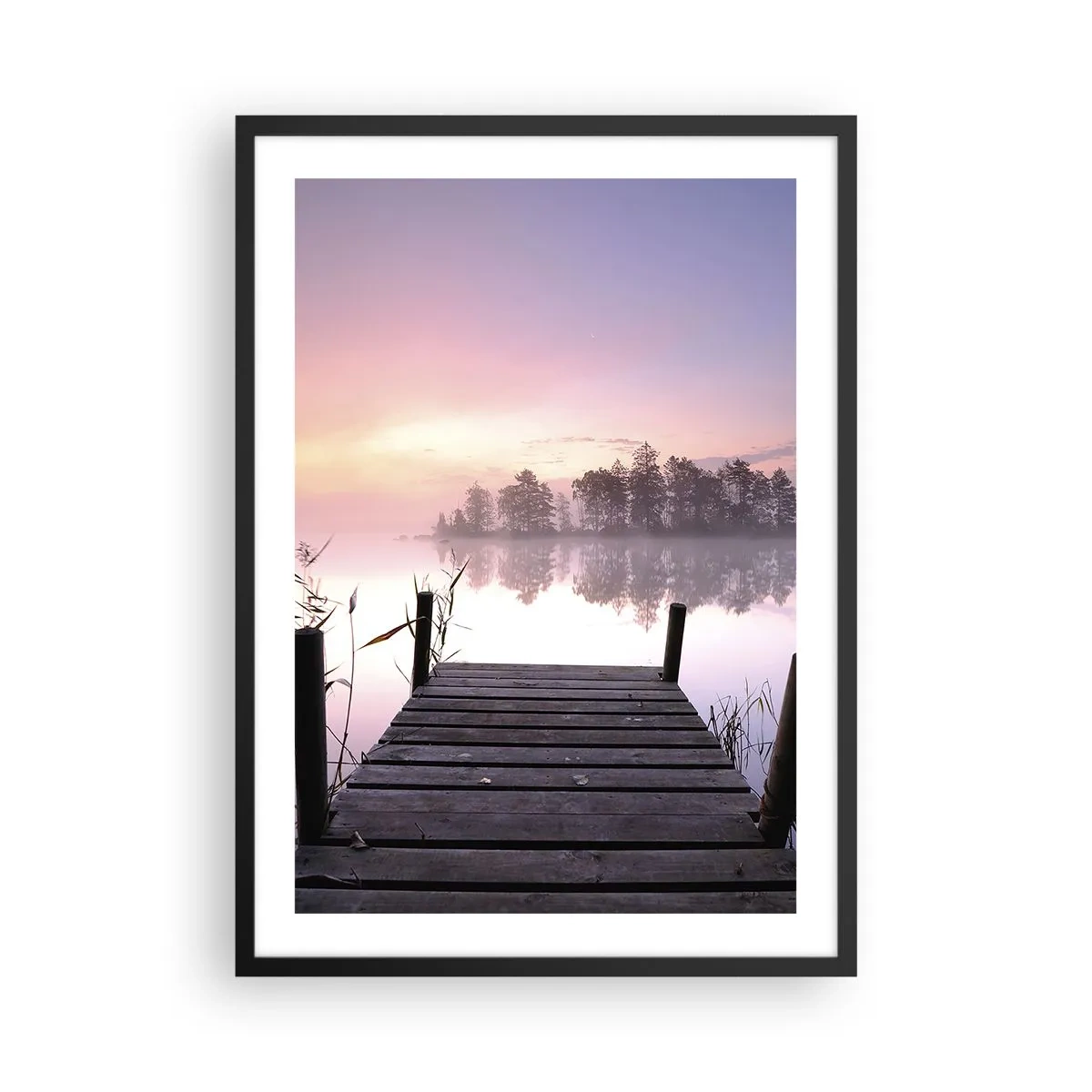 Póster en marco negro - Un muelle junto al lago en colores pastel por la mañana. - 50x70cm - De la niebla lila... - Decoración de pared moderna para salón y dormitorio ARTTOR