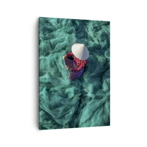 Cuadro sobre lienzo - Impresión de Imagen - Una persona con sombrero entre redes de pesca verdes. - 50x70cm - En un mar de redes - Decoración de pared moderna para salón y dormitorio ARTTOR