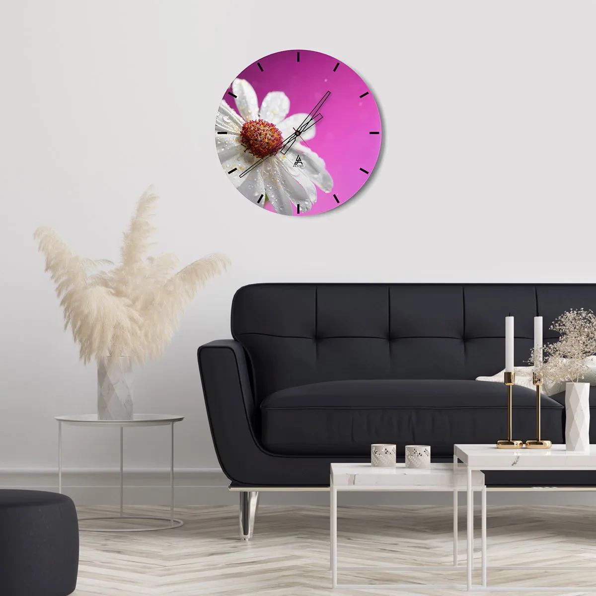 Reloj de pared - Reloj de vidrio - Una margarita blanca cubierta de gotas de agua sobre un fondo rosa. - 30x30cm - Modesto en su belleza - Decoración de pared moderna para salón, cocina y dormitorio ARTTOR