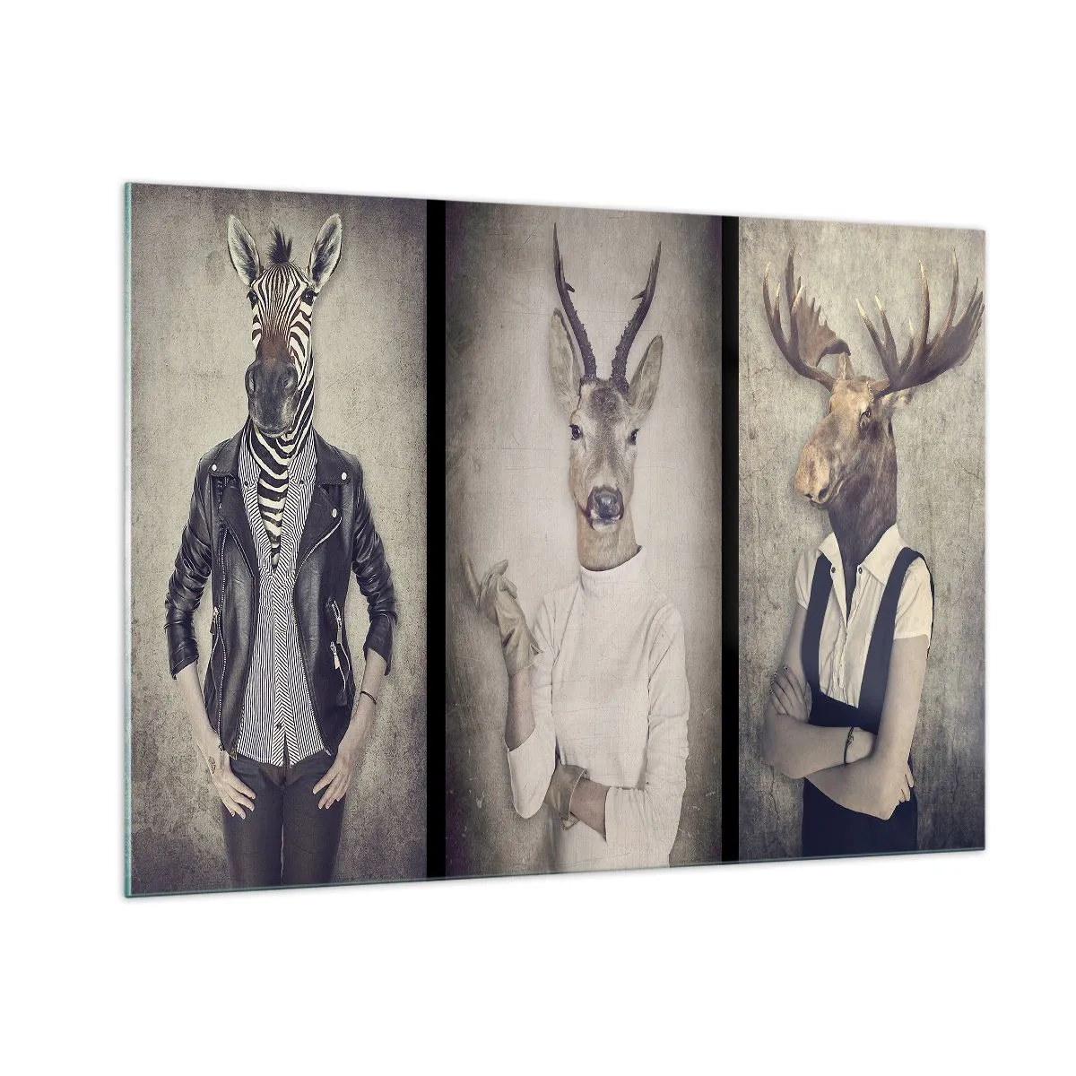 Cuadro sobre vidrio - Impresiones sobre Vidrio - Tres figuras de animales con ropa humana sobre un fondo neutro. - 100x70cm - Que los gestos hablen - Decoración de pared moderna para salón y dormitorio ARTTOR